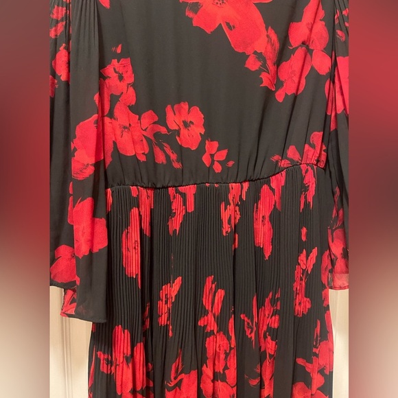 NWOT H&M Chiffon Red & Black Floral  Poppy Pleated Midi Dress Women Size 6 US - Picture 10 of 12